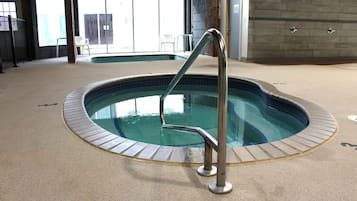 Una piscina cubierta