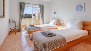 4 chambres, fer et planche à repasser, ameublement personnalisé
