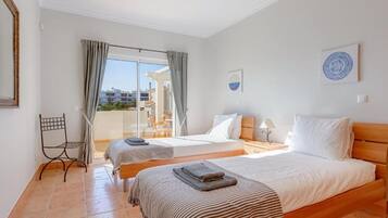 House | 4 bedrooms, iron/ironing board, individually furnished, bed sheets