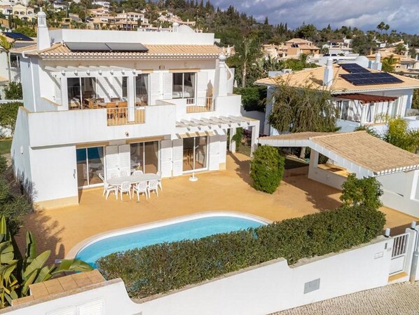 独立别墅 | 泳池 | 室内游泳池,室外游泳池