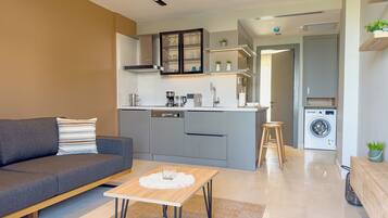 Apartment for 2 People | Opholdsområde | 102-centimeters LCD-tv med satellitkanaler