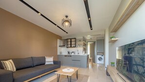 Apartment for 2 People | 거실 공간 | 위성 채널 시청이 가능한 102cm LCD TV