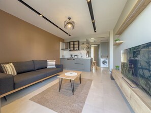 Apartment for 2 People | Área de sala de estar | Televisión LCD de 102 cm con canales vía satélite