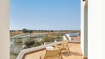 Standard-Doppelzimmer, Balkon, eingeschrÀnkter Meerblick | Zimmersafe, Schreibtisch, laptopgeeigneter Arbeitsplatz