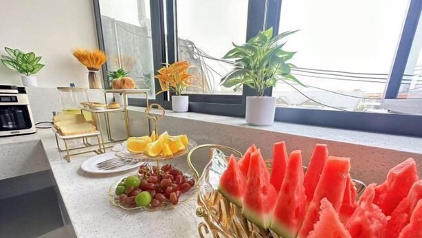 A breakfast buffet with various fruits and a coffee machine. - Qianxun Intelligent Hotel Haiyisu (Qibala International Resort) (Menghai)