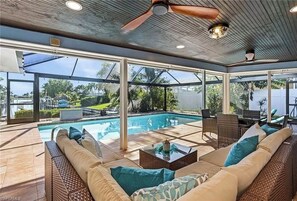 Alberca al aire libre y alberca climatizada