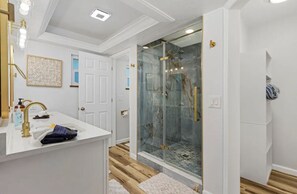 Shower, jetted bath, hair dryer, towels