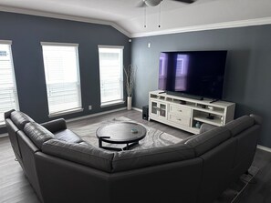 Living area - Cute 1 story by Seaworld/Lackland! 5 mins from shopping, mins from downtown! (San Antonio)