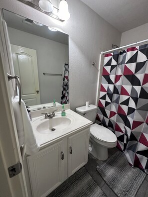 Shower, towels, soap, toilet paper - Cute 1 story by Seaworld/Lackland! 5 mins from shopping, mins from downtown! (San Antonio)