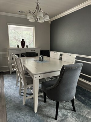 Dining - Cute 1 story by Seaworld/Lackland! 5 mins from shopping, mins from downtown! (San Antonio)