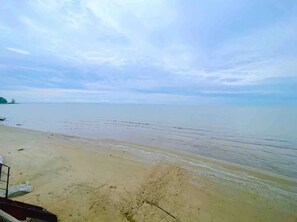 En la playa, camastros y toallas de playa 