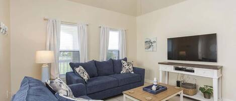 Apartment, Mehrere Betten, Balkon, Poolblick (Dom's Beach Retreat) | Wohnbereich