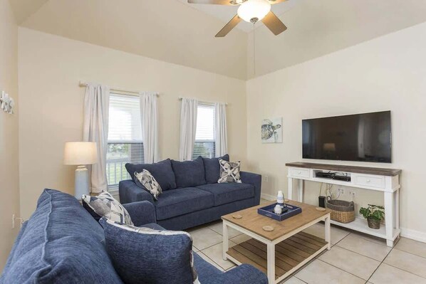 Apartment, Mehrere Betten, Balkon, Poolblick (Dom's Beach Retreat) | Wohnbereich | 42-Zoll-Flachbildfernseher mit Digitalempfang