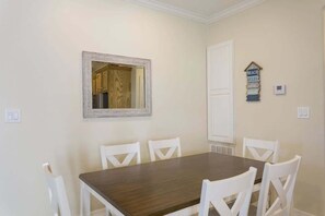 Apartment, Mehrere Betten, Balkon, Poolblick (Dom's Beach Retreat) | Speisen