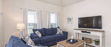 Condo, Plusieurs lits, balcon, vue sur la piscine (Dom's Beach Retreat) | Aire de séjour | Téléviseur à écran plat de 42 po avec télévision numérique