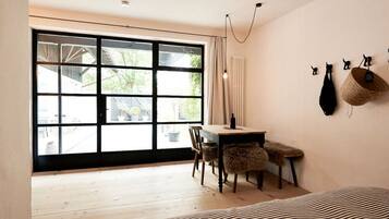 6 bedrooms, individually furnished, iron/ironing board, bed sheets