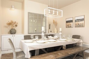Dining - Luxury Cardiff Townhouse, 5 bedrooms, sleeps up to 12 guests (Cardiff)