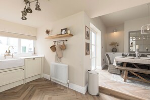 Interior - Luxury Cardiff Townhouse, 5 bedrooms, sleeps up to 12 guests (Cardiff)