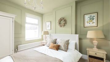 5 bedrooms, iron/ironing board, free WiFi, bed sheets