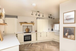 Fridge, microwave, oven, stovetop - Luxury Cardiff Townhouse, 5 bedrooms, sleeps up to 12 guests (Cardiff)