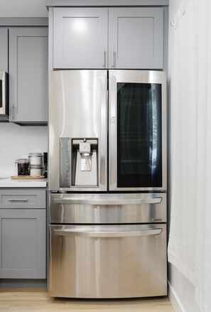 冷蔵庫、電子レンジ、オーブン、コンロ