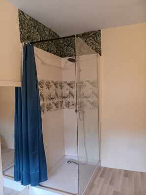 Dutxa, assecador de cabells, tovalloles i sabó