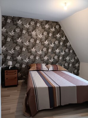 4 dormitoris, planxa i posts de planxar, wifi i roba de llit