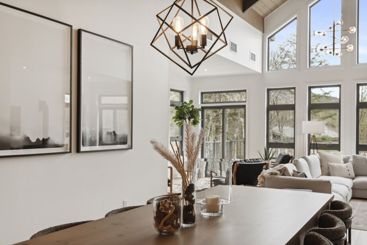 TV connectée, cheminée, baby-foot, chaîne hi-fi