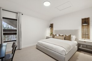 5 bedrooms, desk, iron/ironing board, travel cot