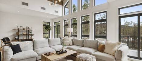 Smart TV, caminetto, tavolo da calcetto, impianto stereo