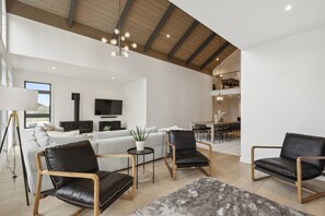 Smart TV, chimenea, futbolito y estéreo 