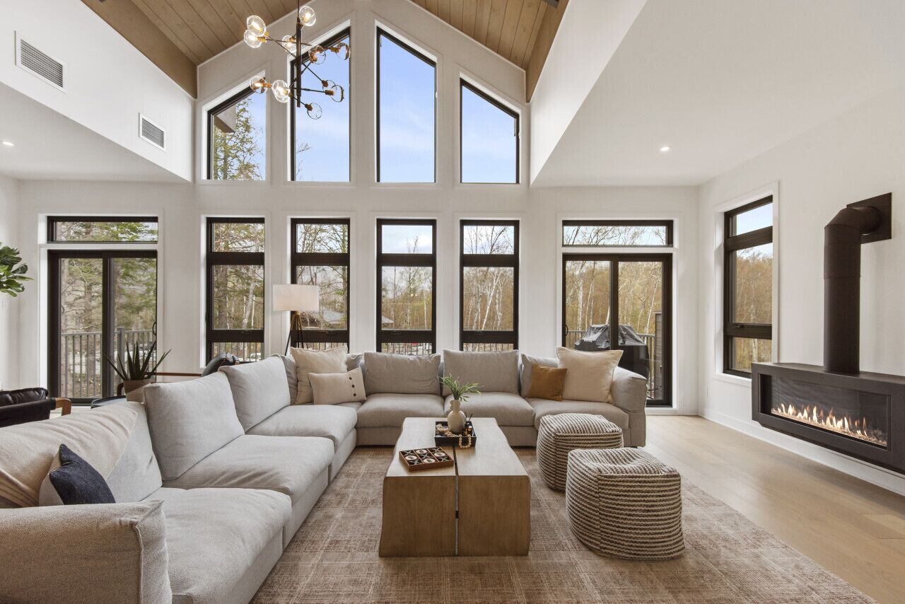 TV connectée, cheminée, baby-foot, chaîne hi-fi