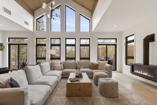 智能电视、壁炉、桌上足球、立体声音响