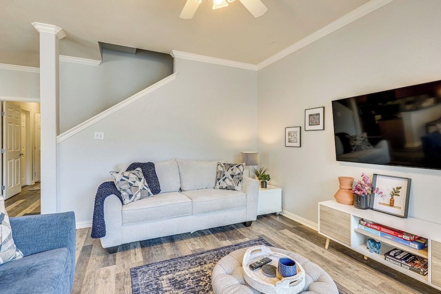 Central College Station Townhome W/ Community Pool - Bryan, TX