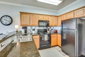 Fridge, microwave, stovetop, dishwasher - Central College Station Townhome w/ Community Pool (College Station)