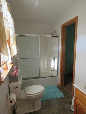 Suihku, hiustenkuivaaja, pyyhkeet, saippua