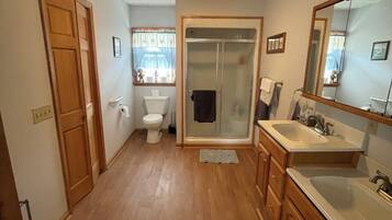 Ducha, secador de pelo, toallas, jabón