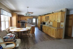 Fridge, microwave, oven, stovetop - 2-bedroom vacation home minutes away from Greencastle and Depauw campus (Greencastle)