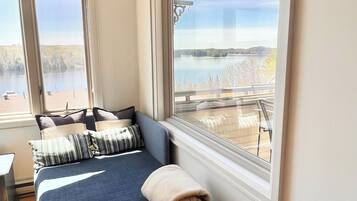 2 bedrooms, desk, iron/ironing board, WiFi