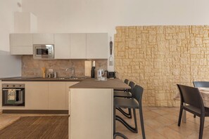 Réfrigérateur, micro-ondes, plaque de cuisson, lave-vaisselle