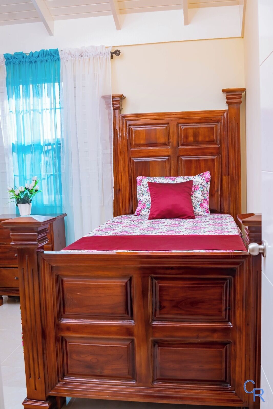 2 bedrooms, iron/ironing board, internet, bed sheets