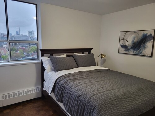 Chic Yorkville Retreat: Stylish Comfort in the Heart of Toronto