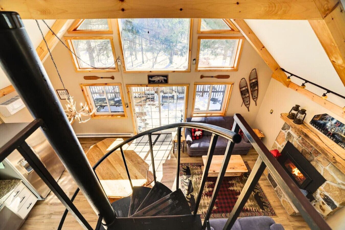 Smart TV, chimenea, futbolito y libros 