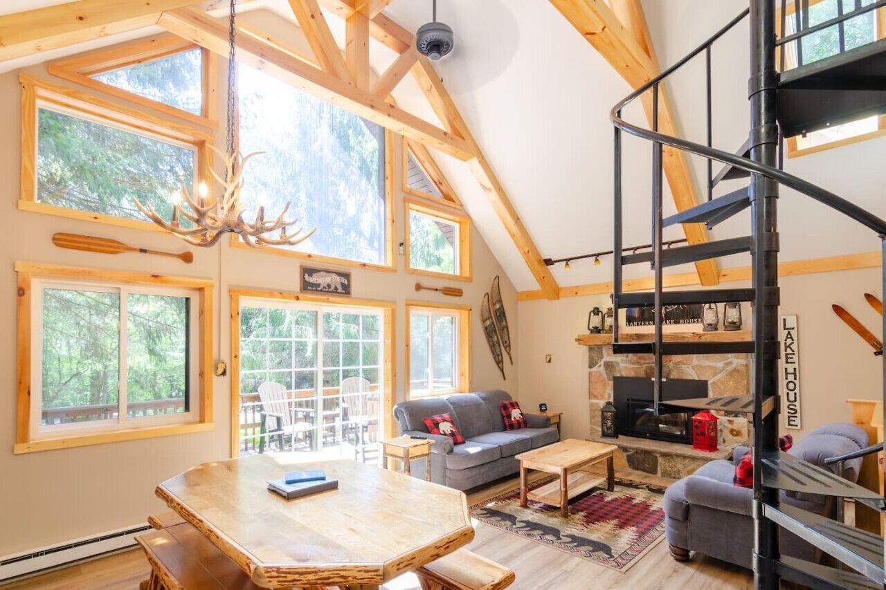 Smart TV, chimenea, futbolito y libros 
