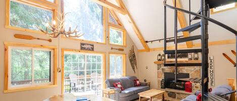 Televisor intel·ligent, llar de foc, futbolí i llibres