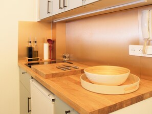 Een koelkast, een microgolfoven, een oven
