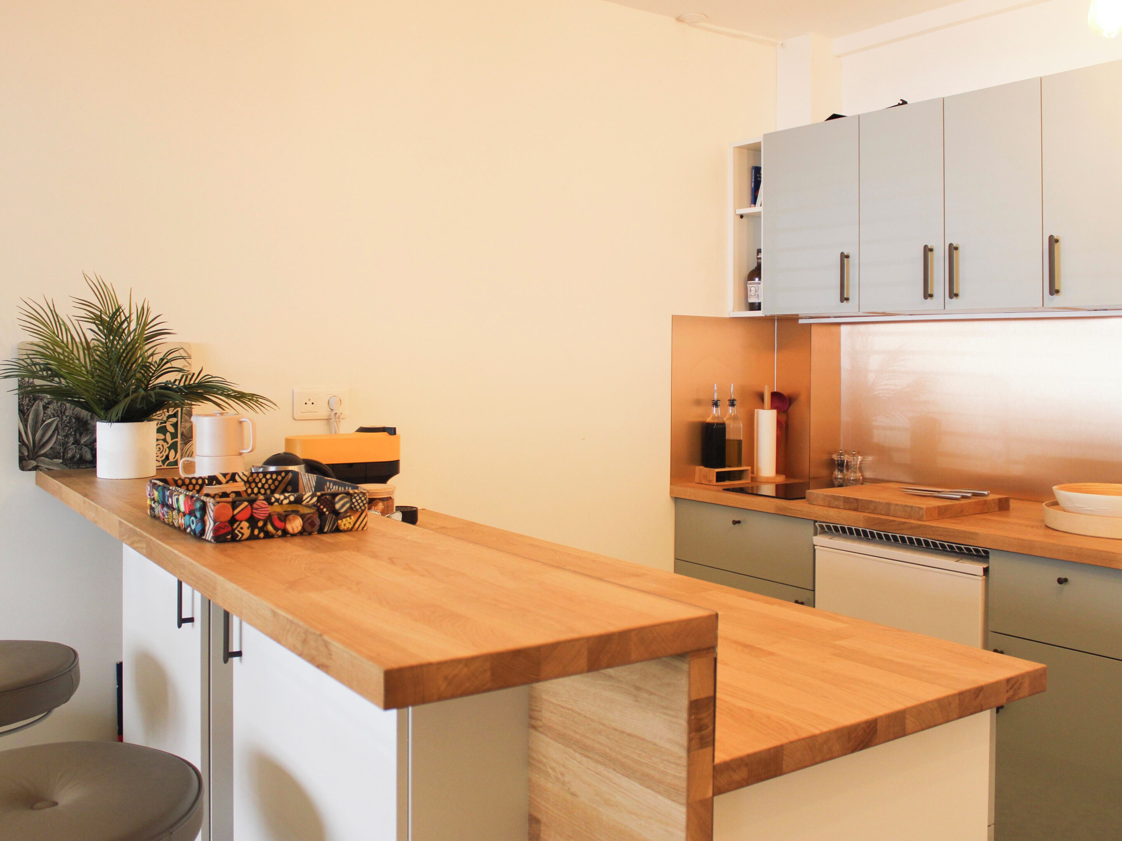 Een koelkast, een microgolfoven, een oven