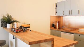 Een koelkast, een microgolfoven, een oven