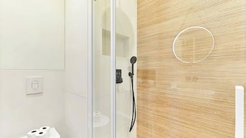 Secadora de cabello, toallas, jabón, papel de baño