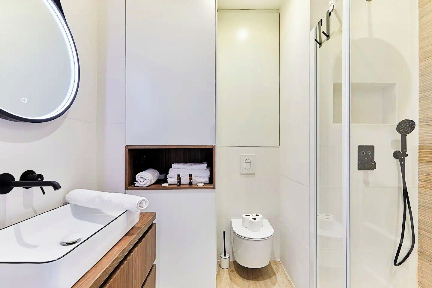 Secadora de cabello, toallas, jabón, papel de baño 